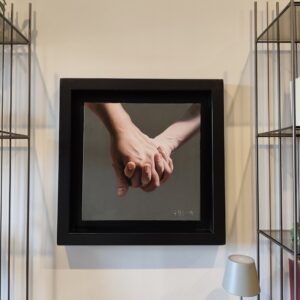 Arte contemporanea Olio su tela” Hold me ” di Filippo Manfroni al confine con l’iperrealismo